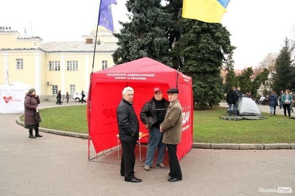 Евромайдан распространился на Львов, Черновцы, Донецк, Ивано-Франковск и Луцк