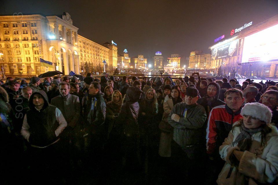 Около 200 человек остаются на Майдане