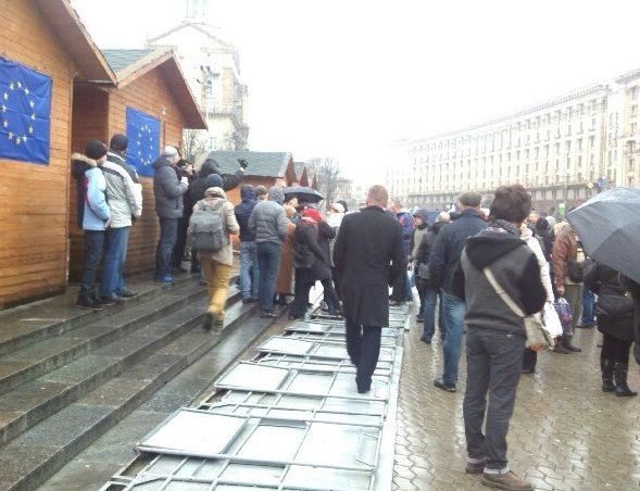 В Киеве активисты Евромайдана снесли милицейский забор 
