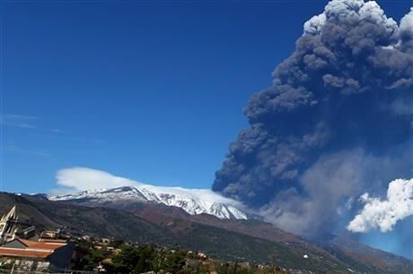 Вулкан Этна засыпал Сицилию вулканической пылью 