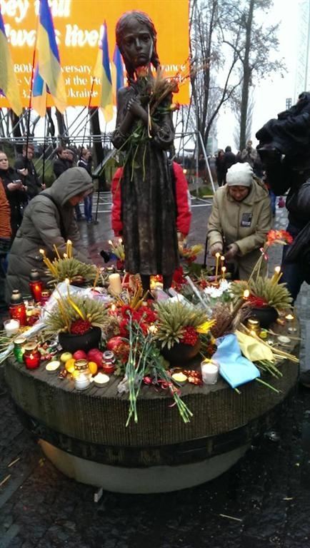 В Киеве зажгли свечи в честь памяти жертв Голодомора