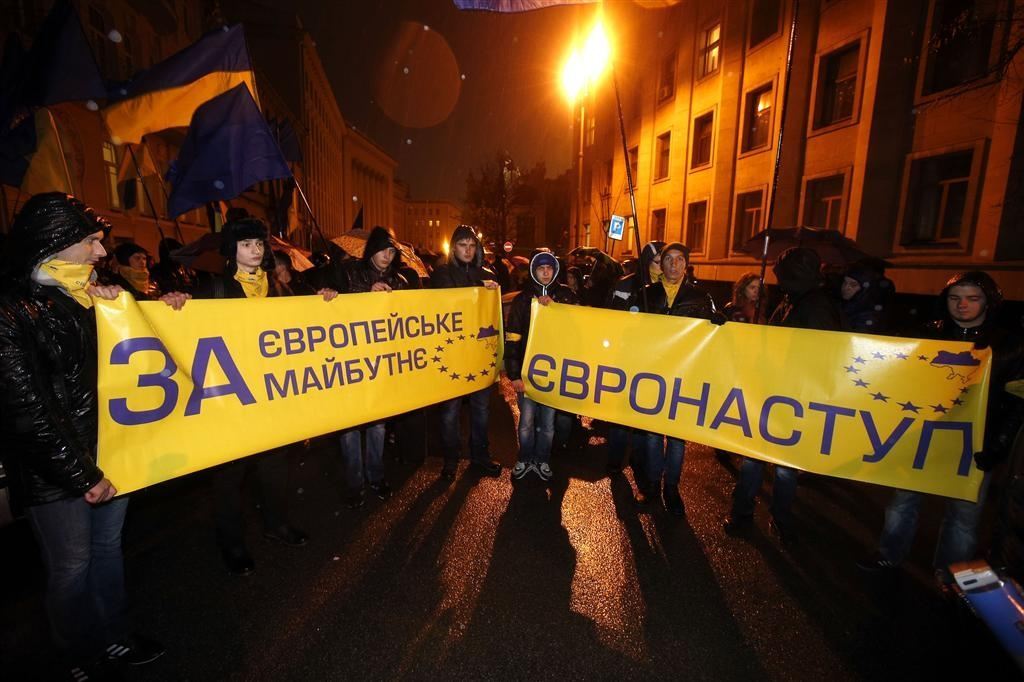 "Евронаступ" передал Януковичу более миллиона подписей за евроинтеграцию