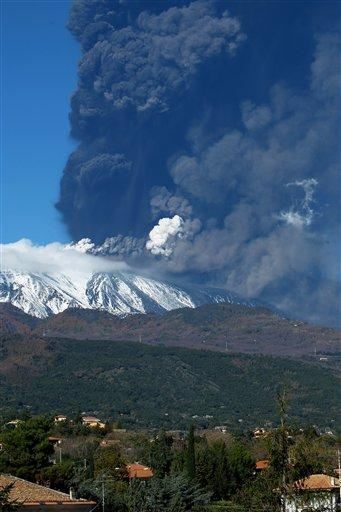 Вулкан Этна засыпал Сицилию вулканической пылью 