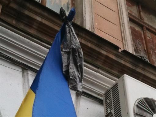 Скандал в Одесі: комунальники наділи на прапор України сміттєвий пакет
