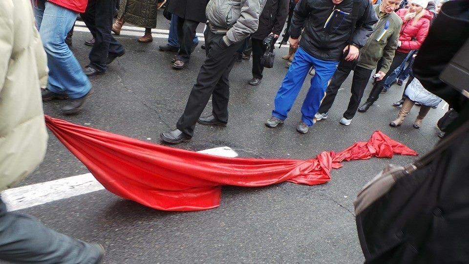 Мітингувальники розірвали на частини намет КПУ