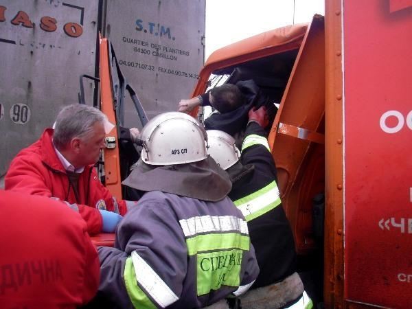В Киеве из-за ямы водителя грузовика зажало в кабине