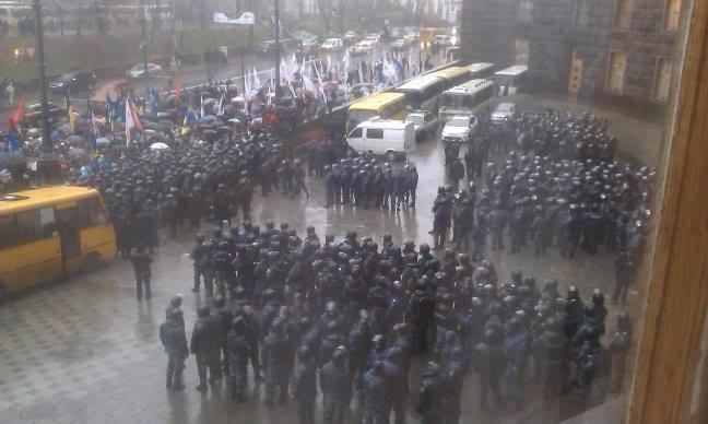 Под Кабмином "Беркут" применил против митингующих слезоточивый газ