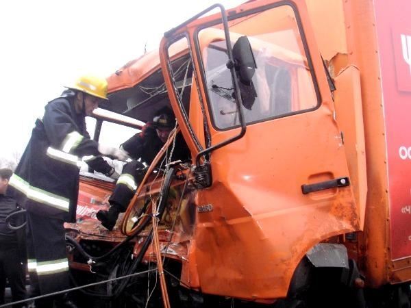 В Киеве из-за ямы водителя грузовика зажало в кабине