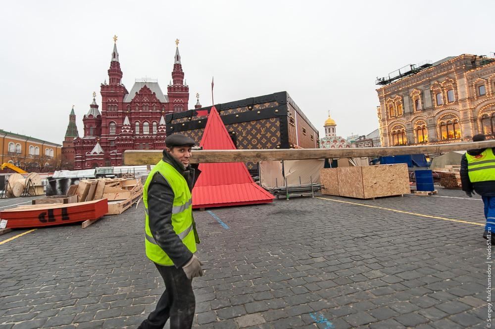 Гигантский чемодан на Красной площади в Москве