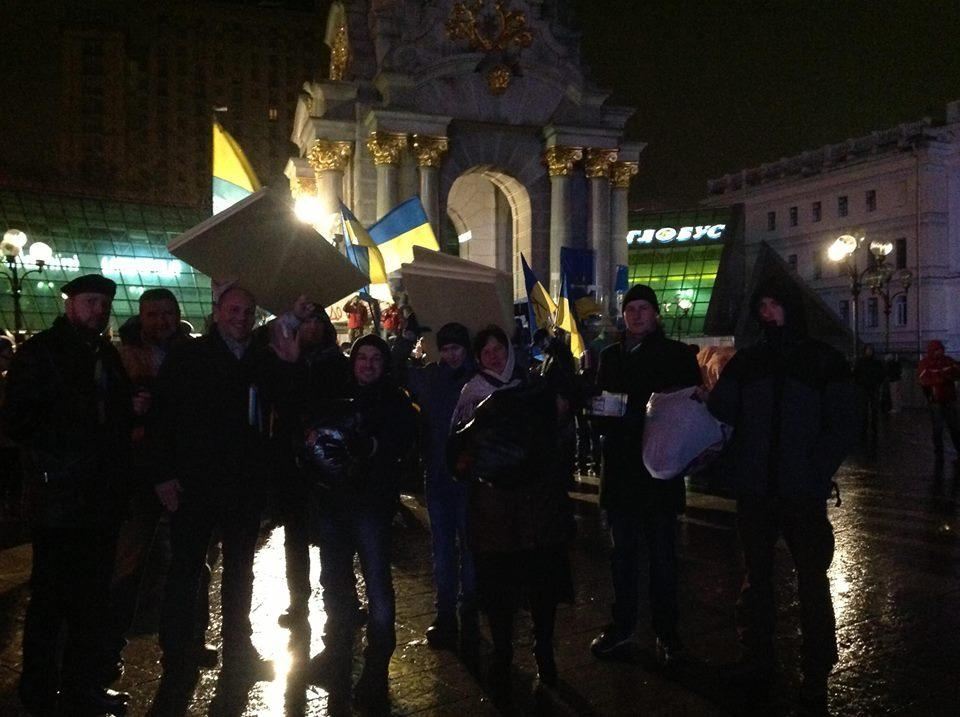 Пятая ночь Евромайдана: активисты ели пиццу и "зажигали" с Русланой