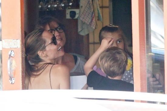 Анджелина Джоли бросила работу ради детей