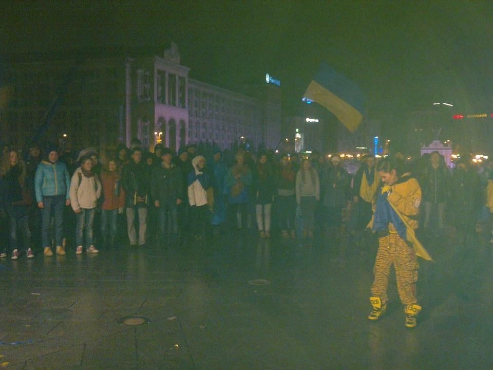 Пятая ночь Евромайдана: активисты ели пиццу и "зажигали" с Русланой
