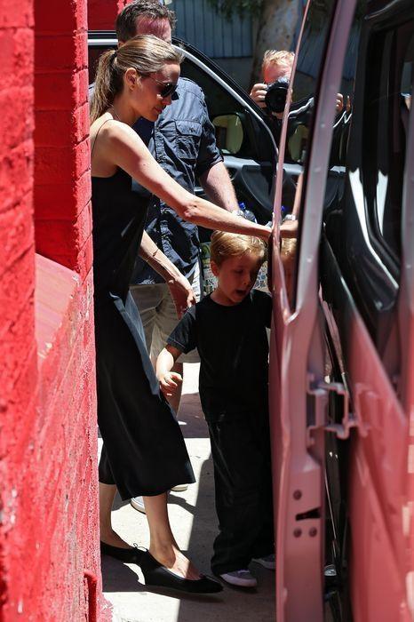 Анджелина Джоли бросила работу ради детей