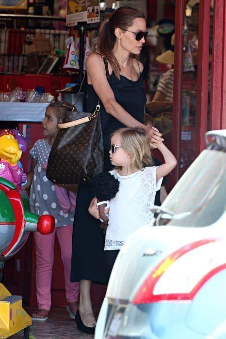 Анджелина Джоли бросила работу ради детей