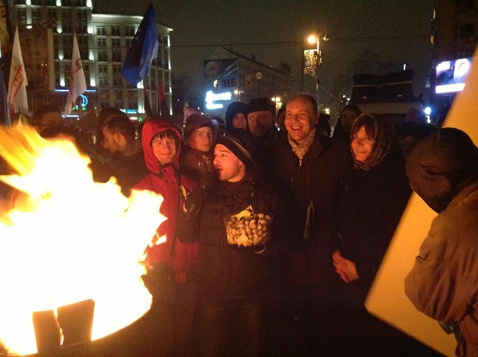 П'ята ніч Евромайдана: активісти їли піцу і "запалювали" з Русланою