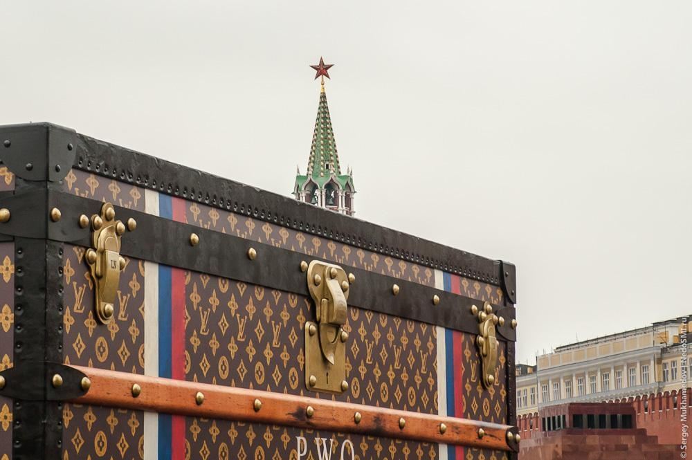Гігантський валізу на Червоній площі в Москві