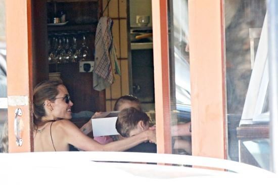 Анджелина Джоли бросила работу ради детей