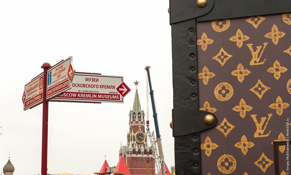 Гігантський валізу на Червоній площі в Москві