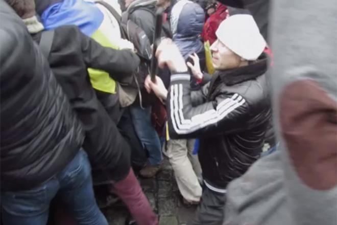 В сети появилось видео, как псевдо-активисты бьют "Беркут"