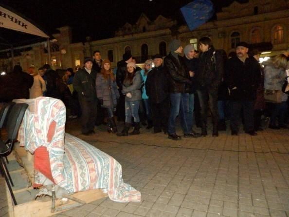 На сумской Евромайдан организаторы притащили диван