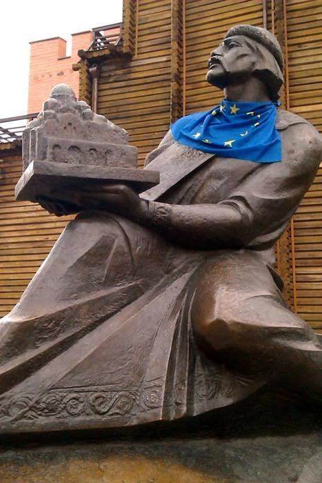 В Киеве памятники украсили флагами ЕС