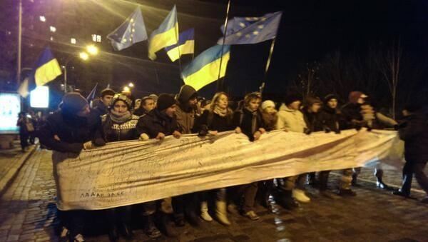 Тысячи студентов пришли к Януковичу с 250-метровым "письмом"