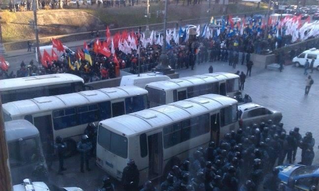 У здания Кабмина собралась тысяча протестующих