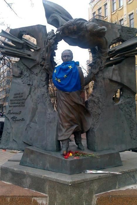 В Киеве памятники украсили флагами ЕС