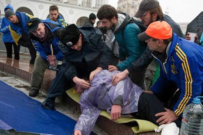 В Киеве на Евромайдане милиционер спас активиста