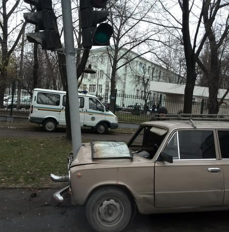 В Донецке авто без тормозов сбило пешеходов на тротуаре