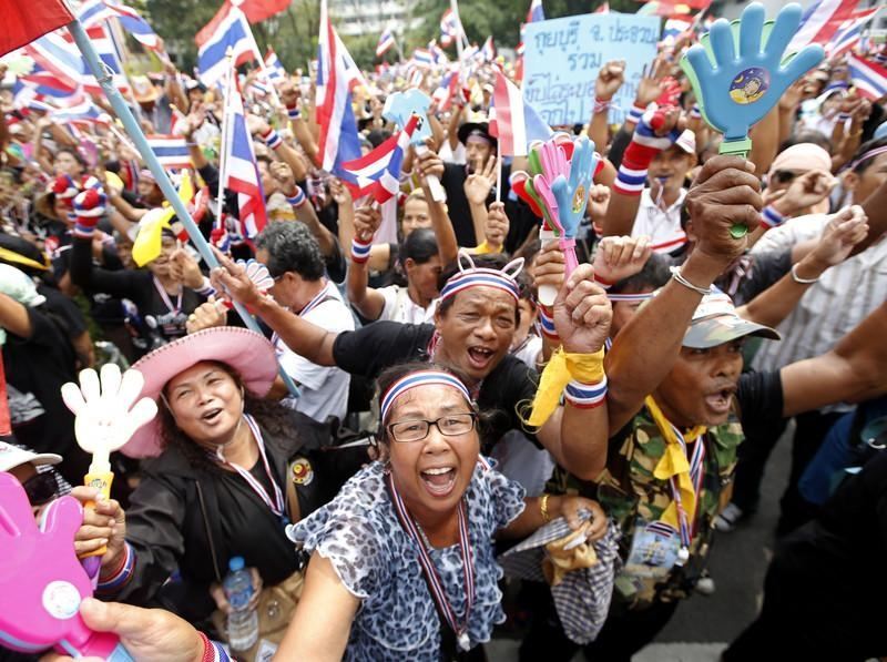 Протестующие в Бангкоке вышли на "мирный штурм" министерств
