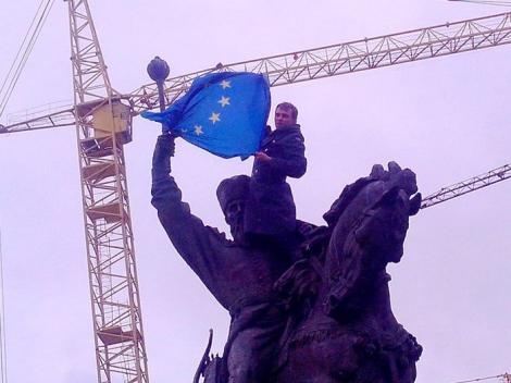 В Киеве памятники украсили флагами ЕС