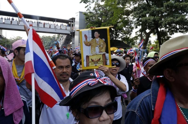 Протестующие в Бангкоке вышли на "мирный штурм" министерств