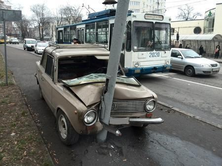 В Донецке авто без тормозов сбило пешеходов на тротуаре