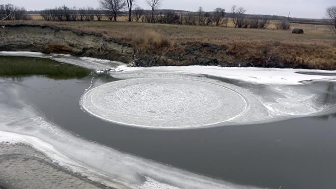 Вращающийся ледяной диск на реке озадачил американцев