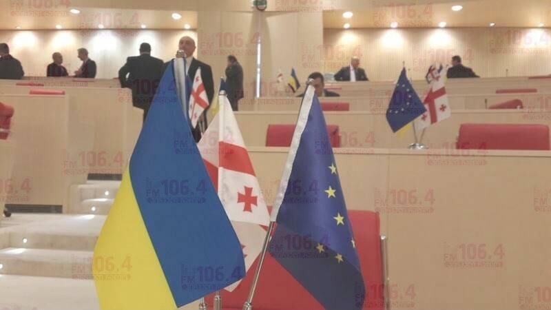 Депутаты Саакашвили пришли в парламент с флагами Украины