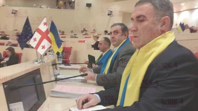 Депутаты Саакашвили пришли в парламент с флагами Украины