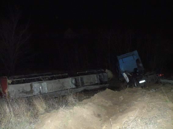 Лобовое ДТП на Николаевщине: грузовик – в кювет, легковушка – на свалку