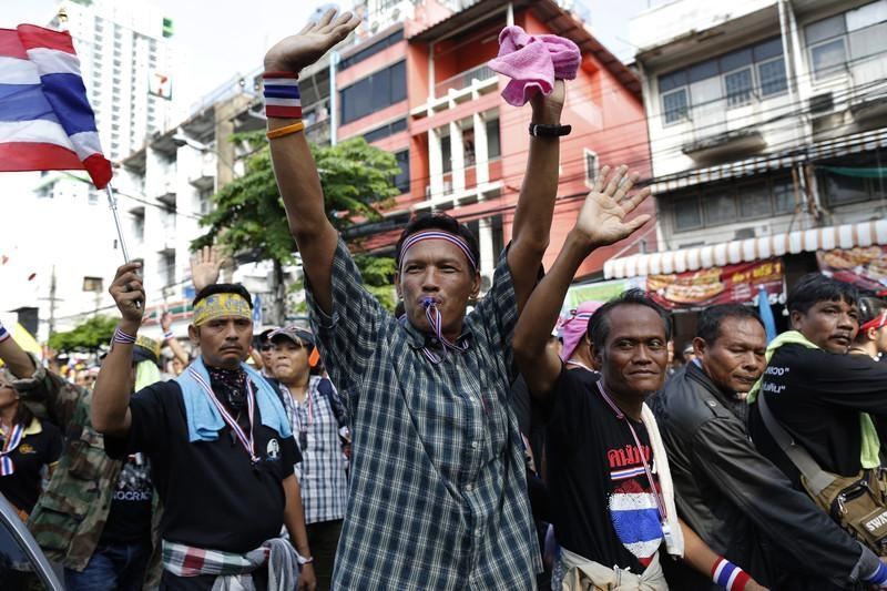 Протестувальники в Бангкоку вийшли на "мирний штурм" міністерств