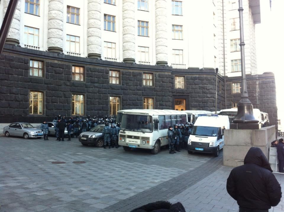 Біля будівлі Кабміну зібралася тисяча протестувальників