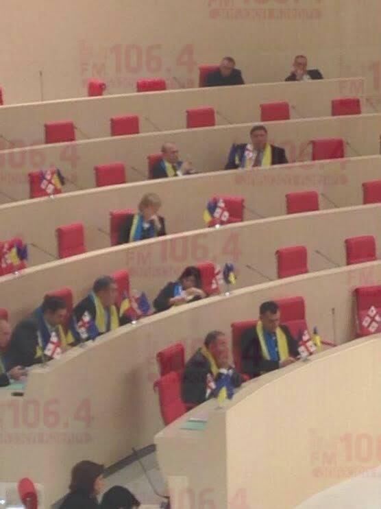 Депутаты Саакашвили пришли в парламент с флагами Украины