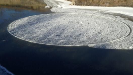 Вращающийся ледяной диск на реке озадачил американцев