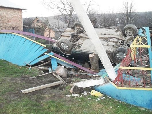 На Буковине ВАЗ задавил трех школьниц, снес забор и перевернулся