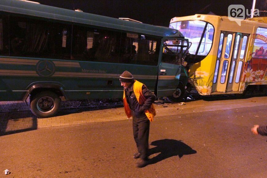 В Донецке автобус с болельщиками "Шахтера" врезался в трамвай