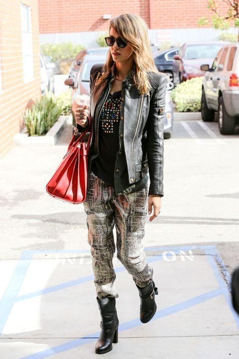 Джессика Альба стала "особо опасной" блондинкой