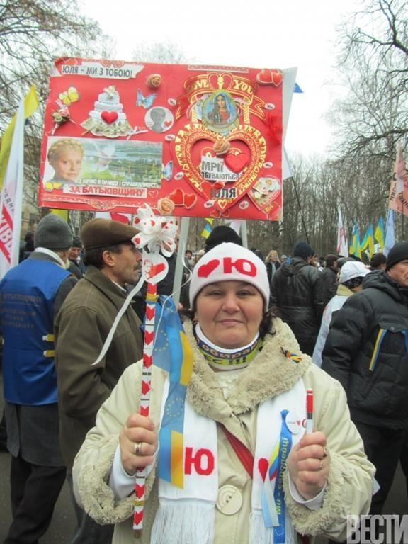 Тимошенко подарили Swarowski и сердце из роз