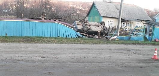 На Буковине ВАЗ задавил трех школьниц, снес забор и перевернулся