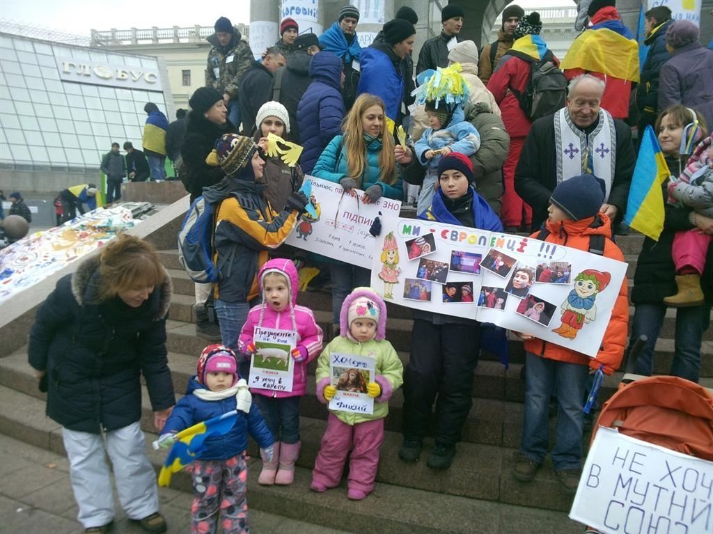 Мами з дітьми просять Януковича підписати угоду з ЄС