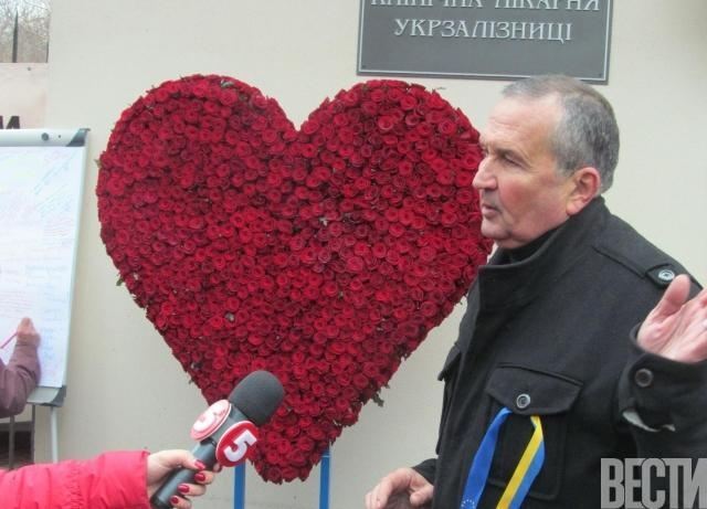 Тимошенко подарили Swarowski и сердце из роз