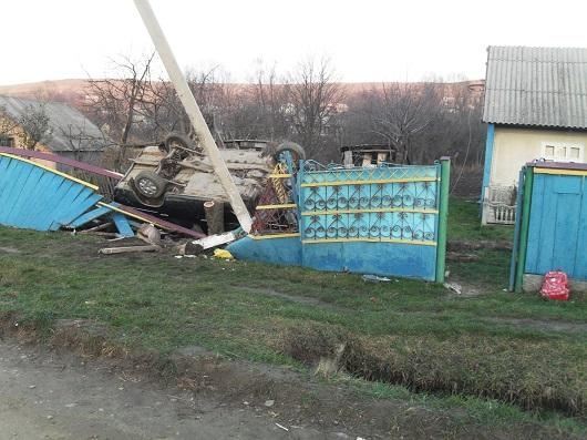 На Буковине ВАЗ задавил трех школьниц, снес забор и перевернулся